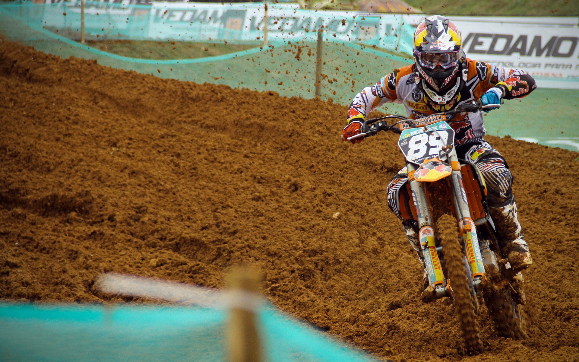 “阿仙奴连连反击，热刺防线面临考验”